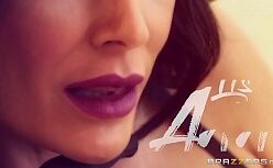 Mulher gostosa transando com dois dotados ao mesmo tempo