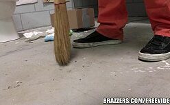 Sexo com morena gostosa na cadeia em fake agent