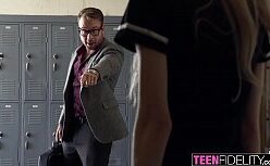 Vidio porno gratis com essa loirinha linda tomando socadão na xota