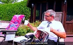 Boa foda arrombando a ninfetinha na frente do sogro